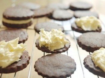 step7: 待餅乾完全待涼後，加上奶油霜，然後用蓋上另一塊餅乾便成