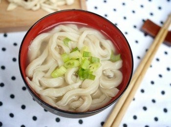 step11: 將烏龍麵放入沸水內煮十分鐘即成！