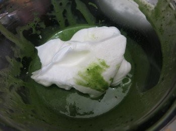 step7: 先抹一把蛋白到抹茶蛋黃糊輕身以z字形拌幾下，再抹多一把拌勻