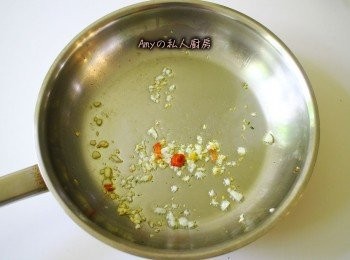 step2: 平底鍋加入一匙橄欖油,熱鍋後放入大蒜及辣椒末。另準備一鍋熱水煮滾放入海鹽及義大利麵條,依包裝說明煮至個人喜歡的口感及熟度。