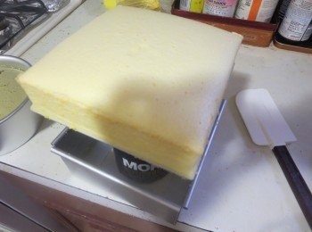 step3: 取一小部分拌均匀的蛋糕液加入至菜油的碗里，切拌均匀后再重新倒入到蛋糕液里，再切拌均匀。混合油的时候先混合一小部分，这样就不容易消泡哦。