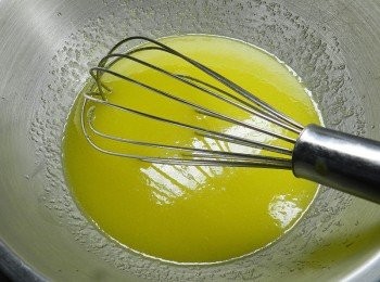 step2: 蛋一次加一個~拌勻後再加第二個蛋拌勻