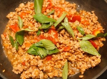 step4: 等醬汁稍微收乾後，加入少許的糖調味，並放入九層塔稍微拌炒後即可起鍋。