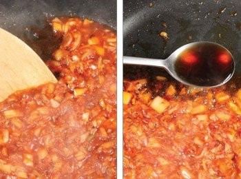 step6: 將泡菜往鍋子的一側集中，再將醬油從剩下的空間倒入鍋子內，稍微按壓後與泡菜一同拌炒。