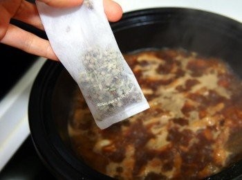 step10: 10.裝進茶包袋裡面，才不會到處跑。