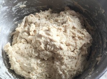 step1: 粉類加酵種先水合半小時，加入黎麥及鹽打成厚膜
