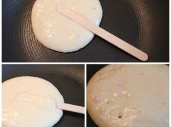 step2: 2) 不沾鍋抹上薄薄的油, 倒入適量的鬆餅糊, 放一支木棒, 且稍微往下壓入麵糊中

3) 舀少許麵糊覆蓋住木棒上方, 煎好後可幫助木棒固定

4) 中火慢煎, 至鬆餅表面開始冒大泡泡即可翻面
