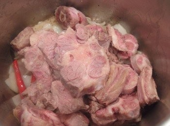 step4: 放入牛腩及牛尾,炒至表面上色。