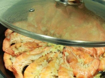 step3: 蓋上鍋蓋燜煮至整尾蝦通紅，即可起鍋灑上細蔥花即完成。