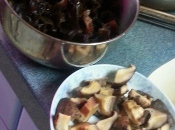 step10: 雲耳浸軟後如大塊可剪開,冬菇切細件