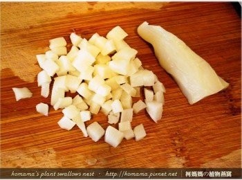 step2: 把筊白筍過燙後，瀝乾水分，再分切成小丁塊狀。