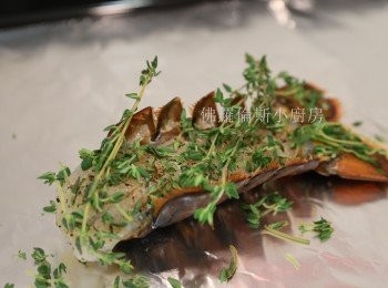 step2: 灑上鹽及黑胡椒醃一會
焗盤鋪上錫紙放上龍蝦，淋上橄欖油後放上百里香