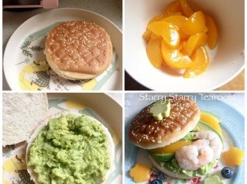 step3: 將蜜桃切片，備用。用三文治機將麵包烘熱，然後搽上牛油果醬，再將牛油果片、蜜桃片和蝦排在麵包上，便完成。