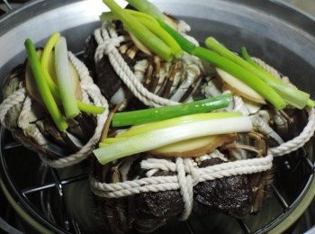 step3: 放上薑片、蔥段後，淋上米酒，電鍋外鍋一杯水，開始蒸後30秒，倒數20分鐘就可以起鍋囉!!!!盤子底下的湯汁可以直接喝，也可以加入蛋液做成蒸蛋!!!