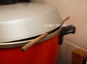 step4: 最後放進電鍋並利用筷子讓鍋蓋留一點空隙以免蒸氣太大，蒸12分鐘即可。(如果有加蝦子的人請在第9分鐘的時後加入蝦子蒸熟即可。)