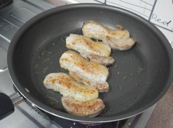 step3: 易潔鍋燒熱少許油， 把腩肉慢火煎熟，