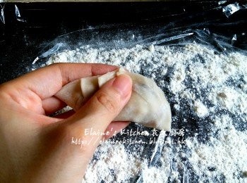 step10: 將適量餡料放在餃子皮上 , 用水封口再對摺成餃子形