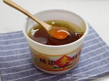 step4: 先以攝氏200度預熱焗爐，在完成漫長的慢煮之路後把豬梅頭肉從密實袋取出放在烤盤上，然後準備掃上麥芽糖水。

我個人比較喜愛用麥芽糖，當然用蜜糖也可。