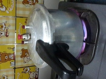 step2: 再把浸發好的紅豆洗淨，放入壓力鍋中，加入700克清水，大火煮至上汽，轉中火煮15分鐘，熄火焗30分鐘