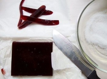 step5: 切邊後再切成方塊狀，灑上細砂糖。