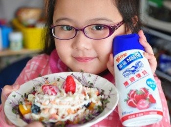 step14: 女兒每天都跟我說:媽咪~幫我買草莓加練奶，說真的~在市場逛了好幾天都沒看到賣草苺，都只有在頂好買的到，所以這幾天幾乎天天報到!