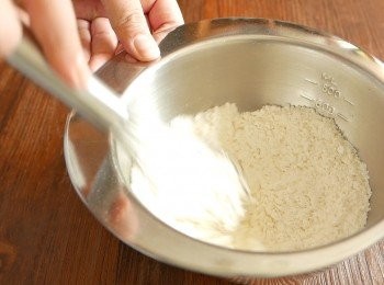 step3: 溶化牛油成溶液備用。另外把麵粉、泡打粉和鹽用手動打蛋器拌勻無粉粒。