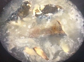 step3: 煎好馬上下開水，注意，是滾的開水，水的份量蓋過魚即可。