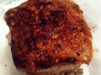 step6: 用220-250度火焗40-45分鐘,在焗完前10-15分鐘取出,拷碎表層粗塩塊再放回焗爐烤至表皮爆沙脆皮便可享用