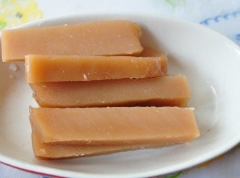 step1: 將年糕隨意切成長塊狀(就像金光閃閃的金條一樣)