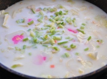 step4: 起鍋前5分鐘，放入魚板及芹菜末