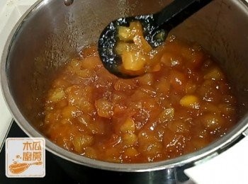 step5: 大約15分鐘左右，釋放的水份會蓋過柑桔，再轉小火煮至濃稠，大概濃縮到原來的一半左右，顏色變深，亦呈透明狀