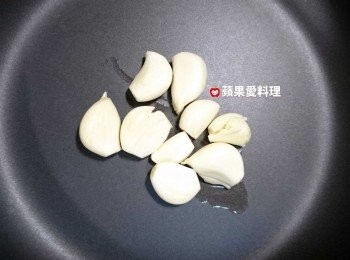 step2: 取出平底鍋，倒少許油，放入蒜頭，開中火，慢煸。