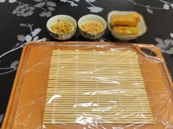 step4: 保鮮紙一片鋪在壽司蓆上