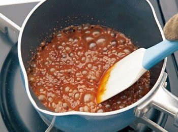 step12: 等沸騰的程度變小，再將剩餘的鮮奶油加入，並用耐熱的橡皮刮刀慢慢將整體拌勻。