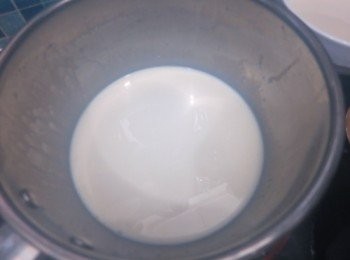step4: 鮮奶+糖用小火煮至糖溶
待涼後加入蛋白打發拌勻