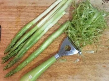 step2: 將折斷較老的部份的蘆筍用刨刀略微去皮。