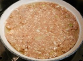 step3: 將拌好肉餡碼入一個深盤中，上面再打一個雞蛋。蒸鍋大火將水燒開，上氣後將盤子放入，中火蒸10分鐘即可。吃的時候如果覺得淡，可以再淋一些生抽在上面。