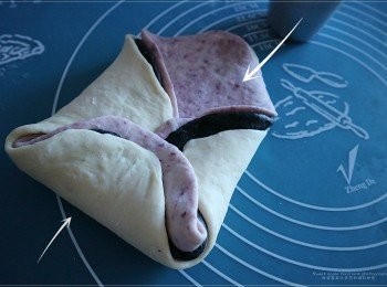 step6: 取出排氣後捍平為四方,叠在一起後對角接成四方