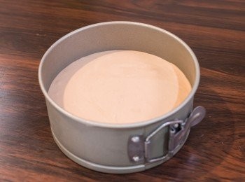 step6: 蛋糕體做法 – nutella層：把混合物倒入蛋糕模中掃平，放入雪櫃冰格備用。