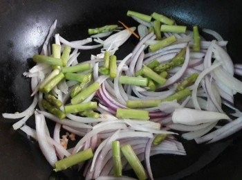 step4: 把蘆筍加入拌炒