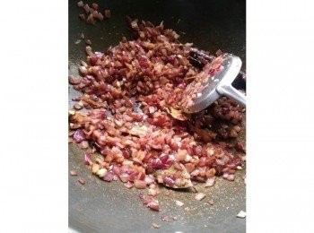 step2: 沙拉油和奶油放進鍋子裡中火融化之後，放入全部<span class="group_2">辛香料</span>慢慢爆香 炒至小荳蔻膨脹之後加入洋蔥碎，姜碎和蒜碎以中大火炒6分鐘至完全上色 過程要不斷的拌炒避免焦掉