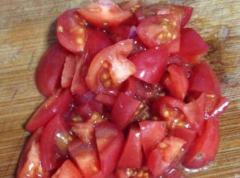 step1: 蕃茄洗淨，切小塊。