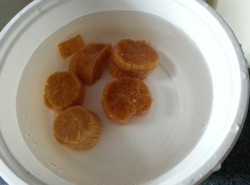 step1: 瑤柱用凍開水浸軟(約3-4小時)