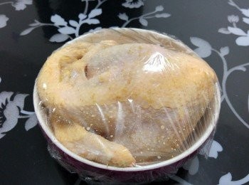 step2: 用保鮮紙蓋好放進雪櫃醃一夜,   煮前兩小時取出回溫