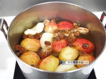 step1: 蘋果和梨洗淨，切成大塊，去核。