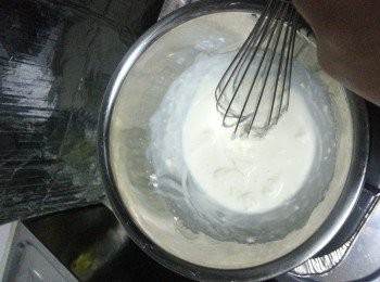 step2: 忌廉芝士切小塊加入牛奶座熱水攪拌至順滑無粉粒