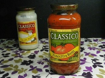 step1: Classico這兩瓶義大利麵醬我都很愛，紅色的是Classico®番茄羅勒口味，白色的是Classico®香濃白醬口味