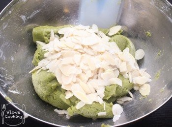 step6: 之後加入杏仁片拌勻, 隨喜好搓成長方型或圓型