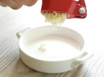 step2: 把蒜頭去衣壓成蓉備用。