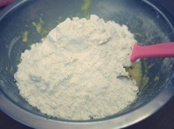 step4: 麵粉和泡打粉過篩加入~~ 一樣混合均勻!!!